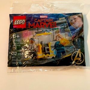 Captain Marvel LEGO with Nick Fury 30453